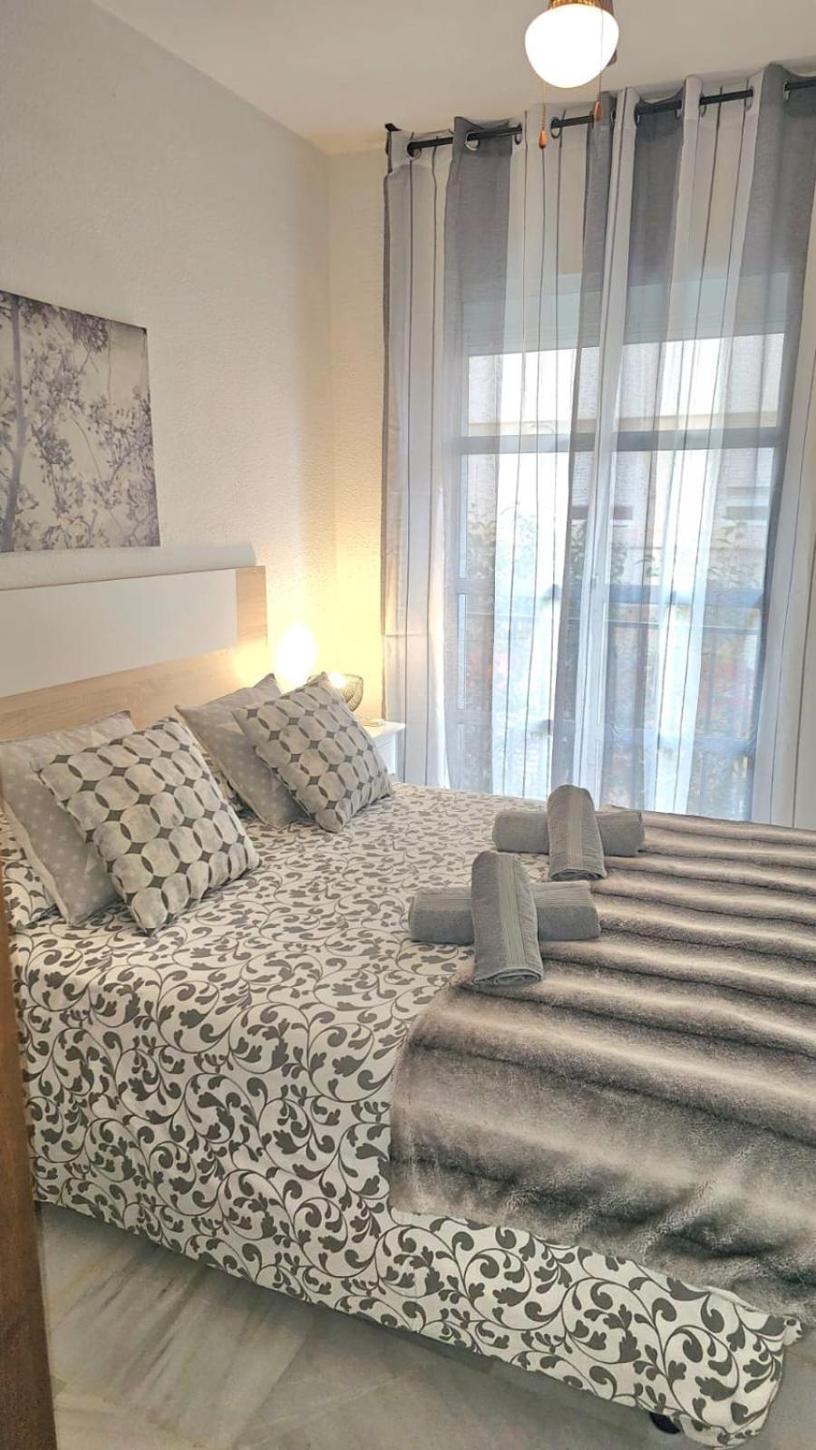 Ideal Holiday Apartment One Bedroom City Center Малага Екстериор снимка