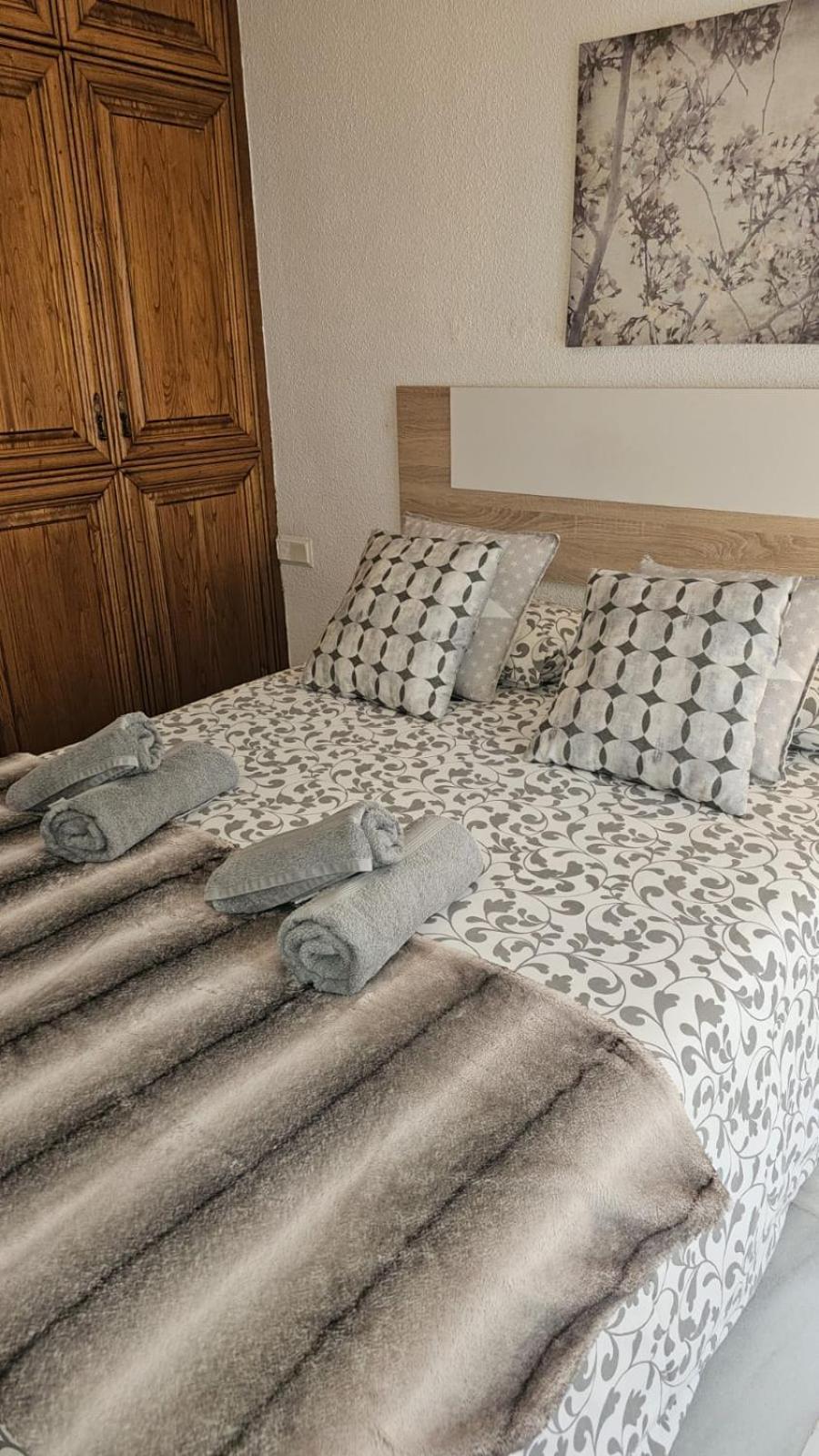 Ideal Holiday Apartment One Bedroom City Center Малага Екстериор снимка