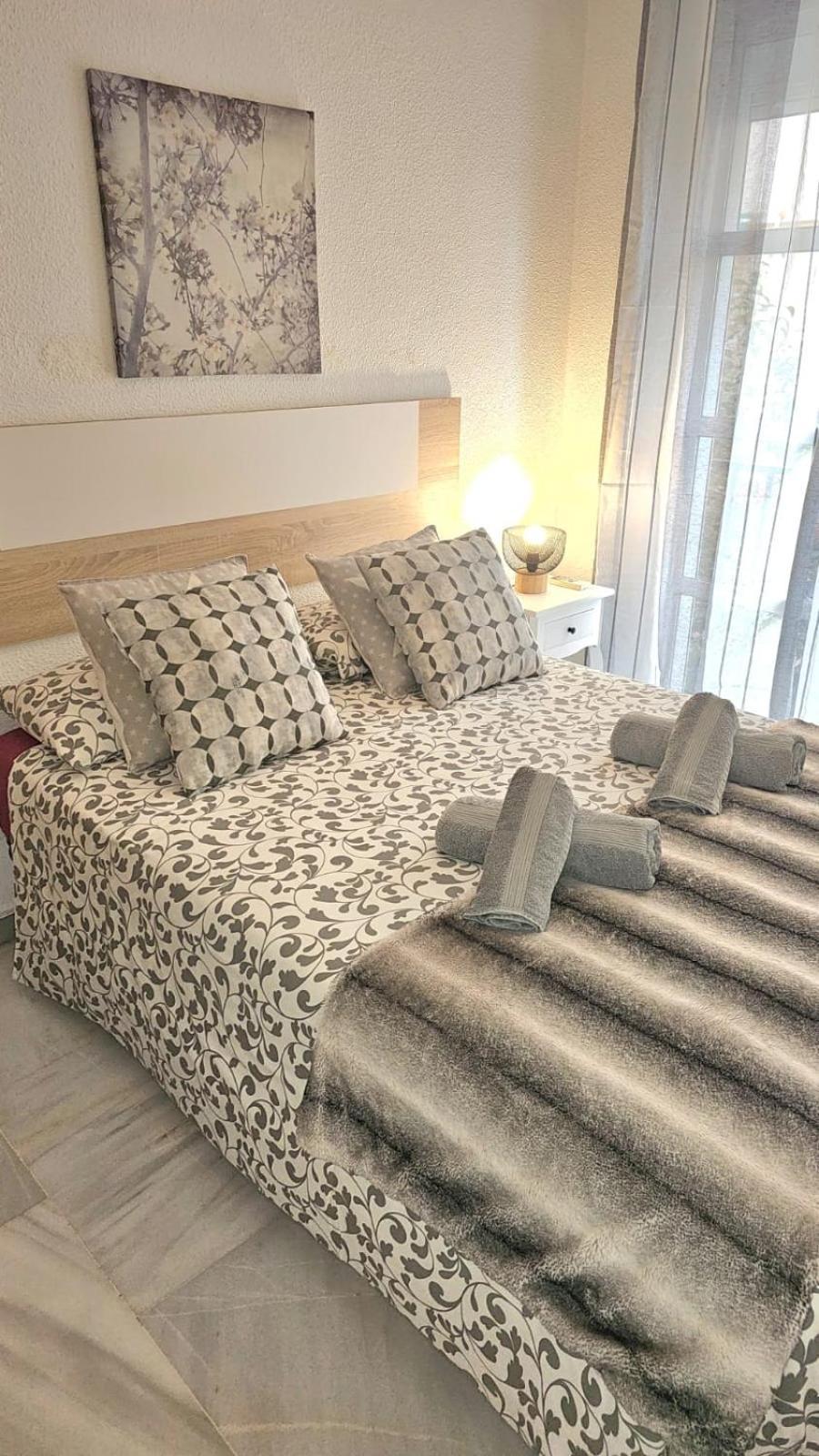Ideal Holiday Apartment One Bedroom City Center Малага Екстериор снимка