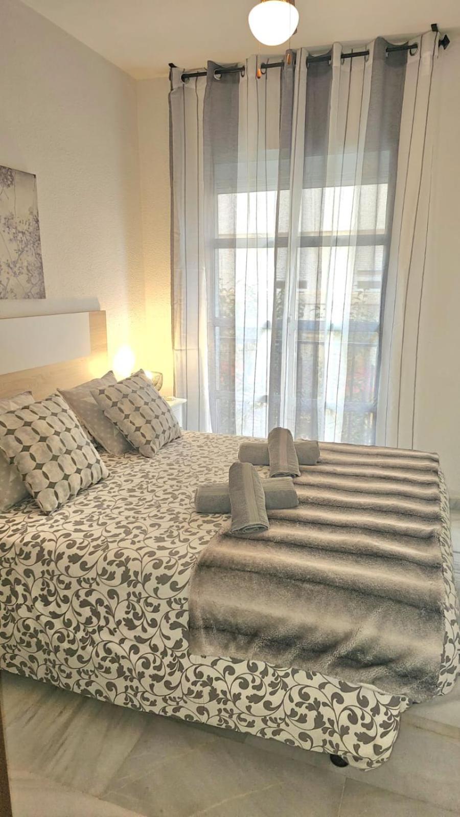 Ideal Holiday Apartment One Bedroom City Center Малага Екстериор снимка