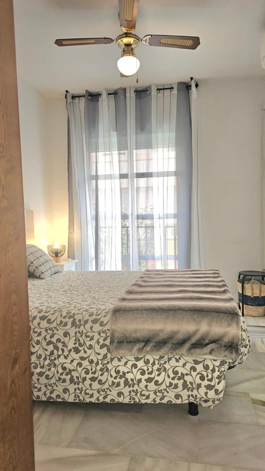 Ideal Holiday Apartment One Bedroom City Center Малага Екстериор снимка