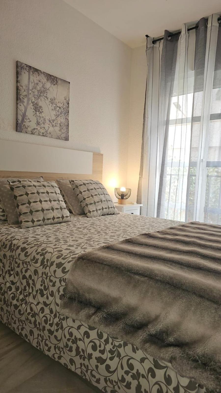Ideal Holiday Apartment One Bedroom City Center Малага Екстериор снимка
